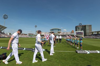 İngiliz Ben Stokes, İngiltere 'nin Nottingham, İngiltere' deki Trent Köprüsü 'nde oynanan 2. Rothesay Test Maçı' nda kendi tarafına önderlik ediyor.