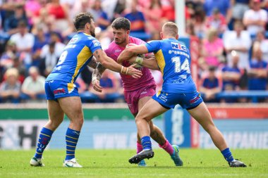 Hull KR 'dan Oliver Gildart, Leeds Rhinos' tan Jarrod OConnor ve Leeds Rhinos 'tan Andy Ackers tarafından oynanan Betfred Süper Lig 18. Round karşılaşmasında Leeds Gergedan Hull KR' a karşı Headingley Stadyumu, Leeds, Birleşik Krallık, 20 Temmuz 2024 'te oynanan karşılaşmada yenildi.