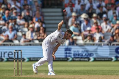 İngiltere 'den Mark Wood topu 2. Rothesay Test Maçı' nda Trent Bridge, Nottingham, İngiltere 'de 2.