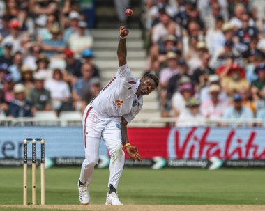 Batı Hint Adaları 'ndan Alzarri Joseph topu Rothesay Test Maçı' nın dördüncü gününde İngiltere, Trent Bridge, Nottingham 'da Batı Hint Adaları' na karşı 21 Temmuz 2024 maçında veriyor.