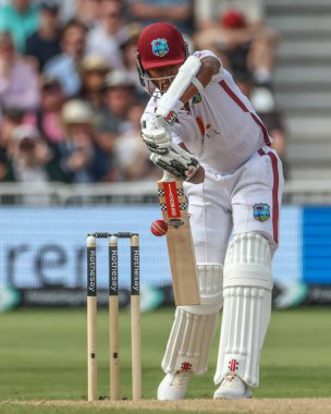 Batı Hint Adaları 'ndan Kraigg Brathwaite, İngiltere' nin Trent Bridge, Nottingham, İngiltere 'de oynanan Rothesay Test Maçı' nın dördüncü gününde topu İngiliz Jamie Smith 'in ellerine attı.