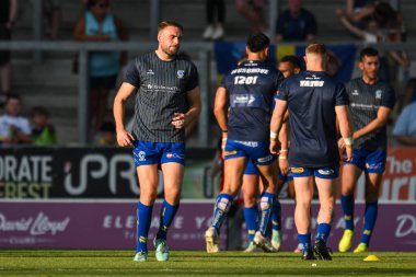 Warrington Wolves takımından James Harrison, 19 Temmuz 2024 'te St Helens-Warrington Wolves maçında oynanan Betfred Süper Lig 18. Raundu öncesi ısınma turu öncesinde St Helens - Wicked Stadyumu, St Helens, İngiltere