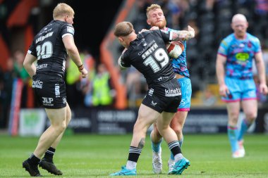 Hull FC 'den Morgan Smith, 20 Temmuz 2024' te MKM Stadyumu 'nda oynanan Betfred Süper Lig karşılaşmasında Wigan Warriors takımından Luke Thompson' ı yendi.