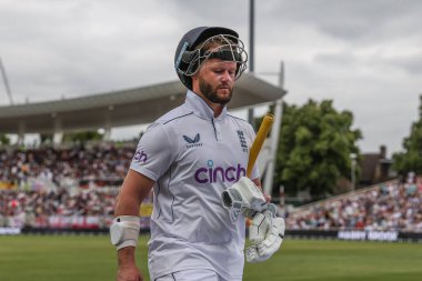İngiltere 'den Ben Duckett, Batı Hint Adaları' ndan Alzarri Joseph tarafından 20 Temmuz 2024 'te Trent Köprüsü, Nottingham, İngiltere' de oynanan Rothesay Test Maçı 'nın üçüncü gününde oyun alanından ayrıldı.