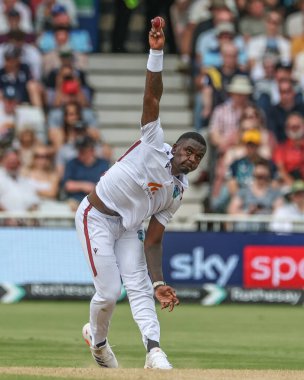 Batı Hint Adaları 'ndan Jayden Seales, 20 Temmuz 2024' te İngiltere ve Batı Hint Adaları arasında oynanan Rothesay Test Maçı 'nda topu teslim eder.