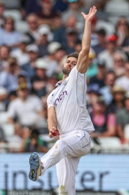 İngiltere 'den Mark Wood topu Rothesay Test Maçı' nın dördüncü gününde Trent Bridge, Nottingham, İngiltere 'de oynanan Batı Hint Adaları maçında veriyor.