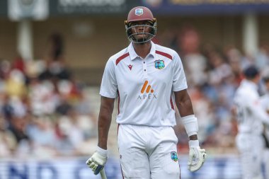 Batı Hint Adaları 'ndan Jason Holder, 20 Temmuz 2024' te İngiltere 'nin Trent Bridge, Nottingham, İngiltere' de Batı Hint Adaları 'na karşı oynadığı Rothesay Test Maçı' nda kalesini kaybettikten sonra sahadan ayrıldı.