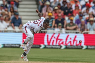 Batı Hint Adaları 'ndan Kavem Hodge, 20 Temmuz 2024' te İngiltere ve Batı Hint Adaları arasındaki Rothesay Test Maçı 'nda topu teslim eder.