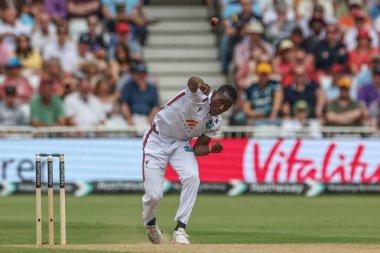 Batı Hint Adaları 'ndan Kavem Hodge, 20 Temmuz 2024' te İngiltere ve Batı Hint Adaları arasındaki Rothesay Test Maçı 'nda topu teslim eder.