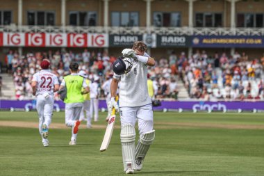İngiltere 'den Joe Root, Batı Hint Adaları' ndan Kirk McKenzie tarafından İngiltere 'ye karşı Trent Bridge, Nottingham, İngiltere' de oynanan Rothesay Test Maçı 'nın dördüncü gününde yakalandıktan sonra sahadan ayrıldı.