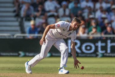 İngiltere 'den Mark Wood, 2. Rothesay Test Maçı' nda İngiltere ile Batı Hint Adaları arasındaki Trent Bridge, Nottingham, İngiltere 'de 19 Temmuz 2024' te oynanan karşılaşmada Batı Hint Adaları 'ndan Kavem Hodge' un atışını durdurdu.