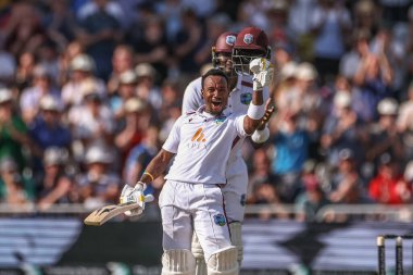 Batı Hint Adaları 'ndan Kavem Hodge, İngiltere' nin Nottingham, İngiltere 'de 19 Temmuz 2024' te Trent Köprüsü 'nde oynanan 2. Rothesay Test Maçı' nda 4 sayı attıktan sonra ilk yüzyılını (100 koşu) kutluyor.