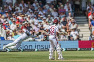 Batı Hint Adaları 'ndan Kavem Hodge İngiltere' den Matthew Potts 'un 2. Rothesay Test Maçı' nda Trent Bridge, Nottingham, İngiltere 'de 2.
