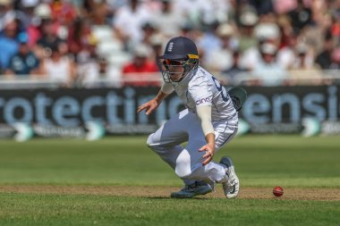 İngiltere 'den Ollie Pope, 19 Temmuz 2024' te İngiltere 'nin Nottingham, İngiltere' deki Trent Köprüsü 'nde oynanan 2. Rothesay Test Maçı' nda Batı Hint Adaları 'ndan Alick Athanaze' in attığı şutu durduramadı.