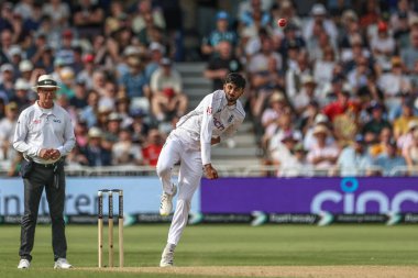 İngiltere 'den Shoaib Bashir, 21 Temmuz 2024' te İngiltere 'nin Trent Bridge, Nottingham, İngiltere' de Batı Hint Adaları 'na karşı oynadığı Rothesay Test Maçı' nda Batı Hint Adaları 'ndan Kavem Hodge' u dışarı atan topu veriyor.