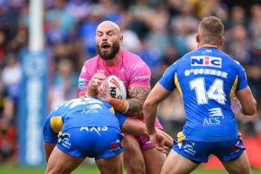 Hull KR 'dan Sam Luckley, Leeds Rhinos' tan James Donaldson tarafından 20 Temmuz 2024 'te Headingley Stadyumu' nda oynanan 18. Betfred Süper Lig karşılaşmasında yenildi.