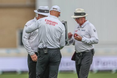 Sahada hakem Rothesay Test Maçı 'nda Hakem Rod Tucker ve sahada hakem Nitin Menon 20 Temmuz 2024' te Trent Bridge, Nottingham, İngiltere 'de Batı Hint Adaları' na karşı oynanan üçüncü maçta yeni bir top arıyorlar.