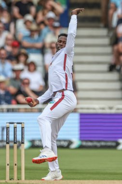 Batı Hint Adaları 'ndan Kavem Hodge topu Rothesay Test Maçı' nın dördüncü gününde İngiltere, Trent Bridge, Nottingham 'da Batı Hint Adaları maçında veriyor.