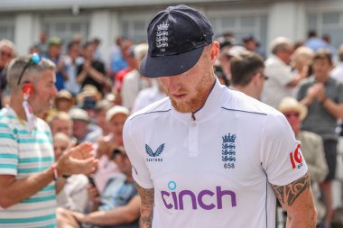 İngiltere 'den Ben Stokes, Rothesay Test Maçı' nda İngiltere 'nin Batı Hint Adaları' na karşı Trent Bridge, Nottingham, İngiltere 'de 20 Temmuz 2024' te oynanan karşılaşmada maça çıkıyor.