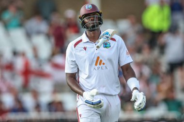 Batı Hint Adaları 'ndan Jason Holder, İngiltere' nin başkenti Nottingham 'da oynanan ve İngiltere' nin Trent Bridge 'de oynanan Rothesay Test Maçı' nın dördüncü gününde İngiltere 'den Shoaib Bashir tarafından yere serildikten sonra sopasını havaya fırlattı.