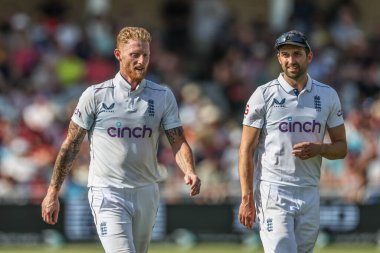 İngiltere 'den Ben Stokes, İngiltere 2. Rothesay Test Maçı' nda İngiltere 'nin Batı Hint Adaları' na karşı Trent Köprüsü, Nottingham, İngiltere 'de 19 Temmuz 2024 tarihinde Mark Wood' a konuştu.