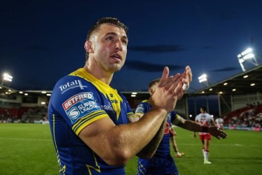 Warrington Wolves 'tan Sam Powell, 19 Temmuz 2024' te St Helens - Wicked Stadyumu, St Helens - Warrington Wolves maçından sonra gezgin taraftarları alkışlıyor.