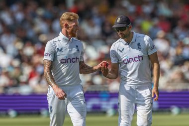İngiltere 'den Mark Wood, İngiltere' den Ben Stokes 'a pas veriyor. 2. Rothesay Test Maçı' nda, İngiltere 'nin Batı Hint Adaları' na karşı Trent Bridge, Nottingham, İngiltere 'de oynadığı 2.