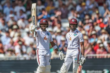 Batı Hint Adaları 'ndan Kavem Hodge, İngiltere' nin Nottingham kentindeki Trent Köprüsü 'nde oynanan 2. Rothesay Test Maçı' nda (50 koşu) yarım yüzyıl (50 koşu) kutluyor.