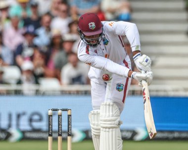 Batı Hint Adaları 'ndan Mikyle Louis, İngiltere' nin Nottingham kentindeki Trent Bridge 'de oynanan Rothesay Test Maçı' nın dördüncü gününde İngiliz Gus Atkinson 'dan bir topla vuruldu.