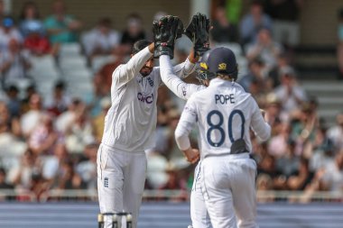 İngiltere 'den Shoaib Bashir, 21 Temmuz 2024' te İngiltere 'nin Trent Bridge, Nottingham, İngiltere' de oynanan Rothesay Test Maçı 'nda Batı Hint Adaları' na karşı oynanan maçta Batı Hint Adaları 'ndan Kavem Hodge' un kalesini kutluyor.