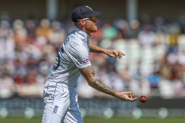 İngiltere 'den Ben Stokes topu 2. Rothesay Test Maçı' nda geri attı. İngiltere, Batı Hint Adaları 'na karşı Trent Bridge, Nottingham, İngiltere, 19 Temmuz 2024