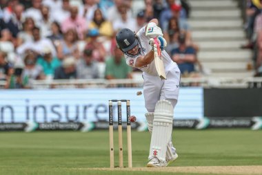İngiltere 'den Ollie Pope topa vuruyor ve Rothesay Test Maçı' nda sopasını kırıyor. 20 Temmuz 2024 'te Trent Bridge, Nottingham' da Batı Hint Adaları 'na karşı üç İngiltere maçı.