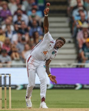 Batı Hint Adaları 'ndan Alzarri Joseph, Rothesay Test Maçı' nda topu veriyor. 20 Temmuz 2024 Trent Bridge, Nottingham, İngiltere 'de Batı Hint Adaları' na karşı üç İngiltere maçı.