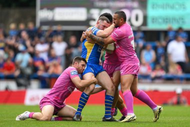 Leeds Rhinos 'tan Cameron Smith, Hull KR' dan Elliot Minchella ve Hull KR 'dan Tom Opaci tarafından oynanan Betfred Süper Lig 18. Round karşılaşmasında Leeds Gergedan Hull KR' a karşı Headingley Stadyumu, Leeds, İngiltere, 20 Temmuz 2024