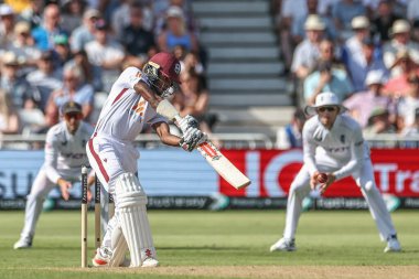 Batı Hint Adaları 'ndan Alick Athanaze topu İngiltere' den Harry Brook 'un 2. Rothesay Test Maçı' nda Trent Bridge, Nottingham, İngiltere 'de Batı Hint Adaları' na karşı 2.
