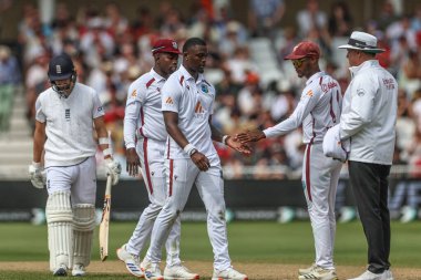 Batı Hint Adaları 'ndan Jayden Seales, İngiltere' nin Nottingham, İngiltere 'nin başkenti Trent Bridge' de oynanan Rothesay Test Maçı 'nın dördüncü gününde Mark Wood' un kalesini kutluyor.