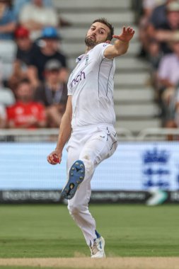 İngiltere 'den Mark Wood topu Rothesay Test Maçı' nın dördüncü gününde Trent Bridge, Nottingham, İngiltere 'de oynanan Batı Hint Adaları maçında veriyor.
