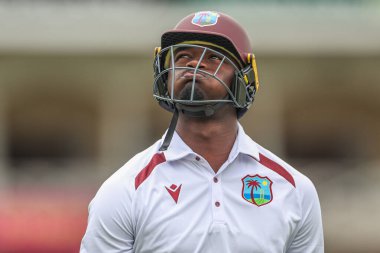 Batı Hint Adaları 'ndan kederli bir Jayden Seales, 20 Temmuz 2024' te İngiltere 'nin Trent Bridge, Nottingham' da Batı Hint Adaları 'na karşı oynadığı Rothesay Test Maçı' nda İngiltere 'den Chris Woakes tarafından bir ördek için dışarı atıldıktan sonra oyun alanından ayrıldı.