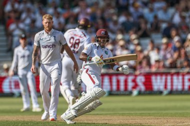 Batı Hint Adaları 'ndan Kavem Hodge, İngiltere' nin Nottingham, İngiltere 'de 19 Temmuz 2024' te Trent Köprüsü 'nde oynanan 2. Rothesay Test Maçı' nda 4 sayı attıktan sonra ilk yüzyılını (100 koşu) kutluyor.