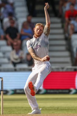 İngiltere 'den Ben Stokes topu 2. Rothesay Deneme Maçı' nda, İngiltere 'nin Batı Hint Adaları' na karşı Trent Bridge, Nottingham, İngiltere 'de 19 Temmuz 2024' te veriyor.