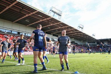 Warrington Wolves 'un oyuncuları maç öncesi ısınma turu boyunca 18. Betfred Süper Lig karşılaşması öncesinde St Helens - Warrington Wolves maçında St Helens Stadyumu, St Helens, İngiltere, 19 Temmuz 2024