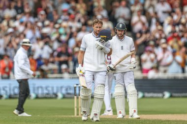 İngiltere 'den Joe Root, 21 Temmuz 2024' te İngiltere 'nin Trent Bridge, Nottingham' da oynanan Rothesay Test Maçı 'nda (100 koşu) bir yüzyıl (100 koşu) kutluyor.