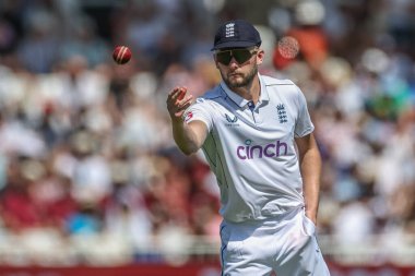 İngiltere 'den Gus Atkinson topu 2. Rothesay Deneme Maçı' nda geçiyor. İngiltere 'ye karşı Batı Hint Adaları, Trent Bridge, Nottingham, İngiltere, 19 Temmuz 2024