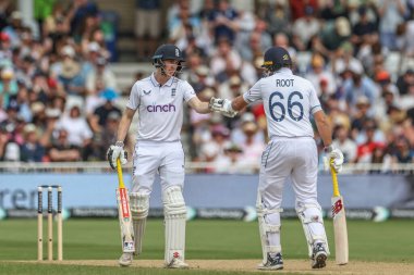 İngiltere 'den Harry Brook, İngiltere' nin Nottingham, İngiltere 'nin Trent Bridge kentinde oynanan Rothesay Test Maçı' nda (50 koşu) yarım yüzyıl (50 koşu) oynadığı maçta Joe Root 'u yumrukladı.