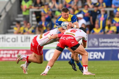 Warrington Wolves 'tan Luke Yates, St. Helens' ten Jonny Lomax ve St. Helens 'ten Matty Lees tarafından 19 Temmuz 202' de St Helens-Warrington Wolves maçında yenildi.