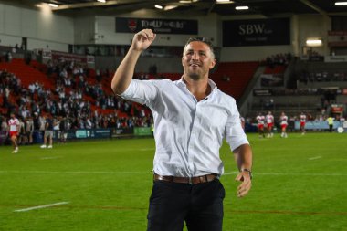 Sam Burgess Warrington Wolves 'un baş antrenörü, 19 Temmuz 2024' te St. Helens-Warrington Wolves maçının 18.