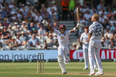 Batı Hint Adaları 'ndan Kavem Hodge, İngiltere' nin Nottingham, İngiltere 'de 19 Temmuz 2024' te Trent Köprüsü 'nde oynanan 2. Rothesay Test Maçı' nda 4 sayı attıktan sonra ilk yüzyılını (100 koşu) kutluyor.