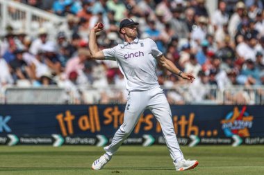 İngiltere 'den Dillon Pennington topu 2. Rothesay Test Maçı' nda Trent Bridge, Nottingham, İngiltere 'de 2.