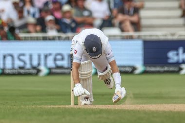 İngiltere 'den Joe Root, Rothesay Test Maçı' nın dördüncü gününde Trent Bridge, Nottingham, 21 Temmuz 2024 'te Batı Hint Adaları' na karşı oynanan maçta dört vuruşuyla yere düştü.