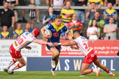 Warrington Wolves 'tan Matt Dufty, St. Helens' ten Jonny Vaughan ve St. Helens 'ten Tee Ritson tarafından 19 Temmuz 2024' te St Helens-Warrington Wolves maçında yenildi.
